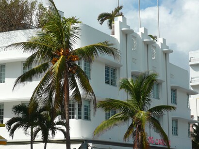 Questa architettura utilizza materiali come il vetro, il cemento e il metallo, spesso arricchiti da motivi a zigzag, fontane e bassorilievi. Miami Beach, Florida, USA. Foto di Flavius Roversi