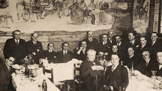 I Romanisti nello studio Jandolo insieme al governatore di Roma, principe Giangiacomo Borghese, 1941