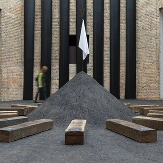 Luana Vitra, Weiße flagge, ausstellungsansicht. Mit freundlicher genehmigung der Pinacoteca