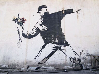 Banksy ha finanziato una missione per soccorrere i migranti in difficoltà nel mare fra la Libia e l'Italia