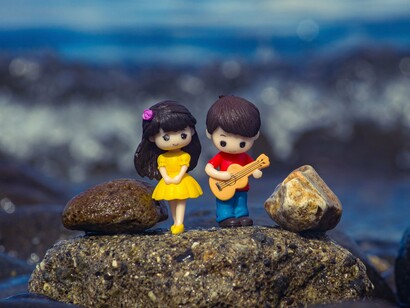 Two figurines showing the importance of companionship, reflecting the harmony that comes from listening with both the heart and the mind