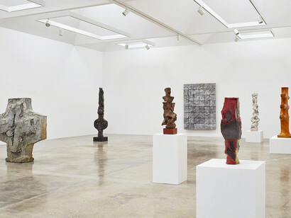 Sculpture 1958-1964, Exhibition view. Courtesy of Kayne Griffin Corcoran