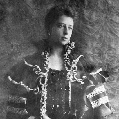 Donna Franca Florio con un mantello, anni 1890