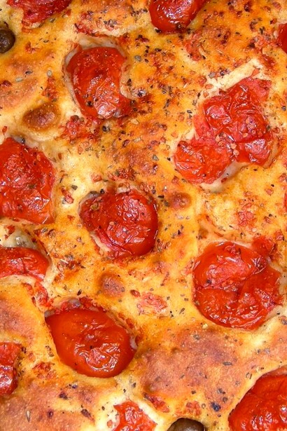 Può essere gustata calda appena sfornata o fredda, rendendola ideale come spuntino durante una giornata di mare o una passeggiata  