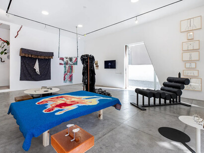 Vários artistas, Quarto, vista de exposição. Cortesia da Galeria Marilia Razuk