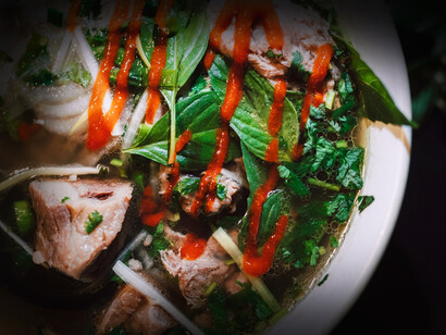 Phở: ingredientes principales son el caldo de huesos, las hierbas, especias, fideos y la carne