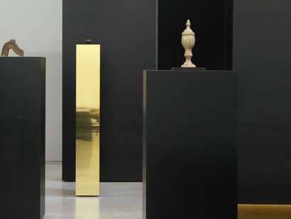 View of Isabelle Cornaro’s exhibition at M-Museum Leuven, 2014, painted wood and various objects, installation approx 700 x 1200 cm. Photo: Dirk Pauwels. © Isabelle Cornaro