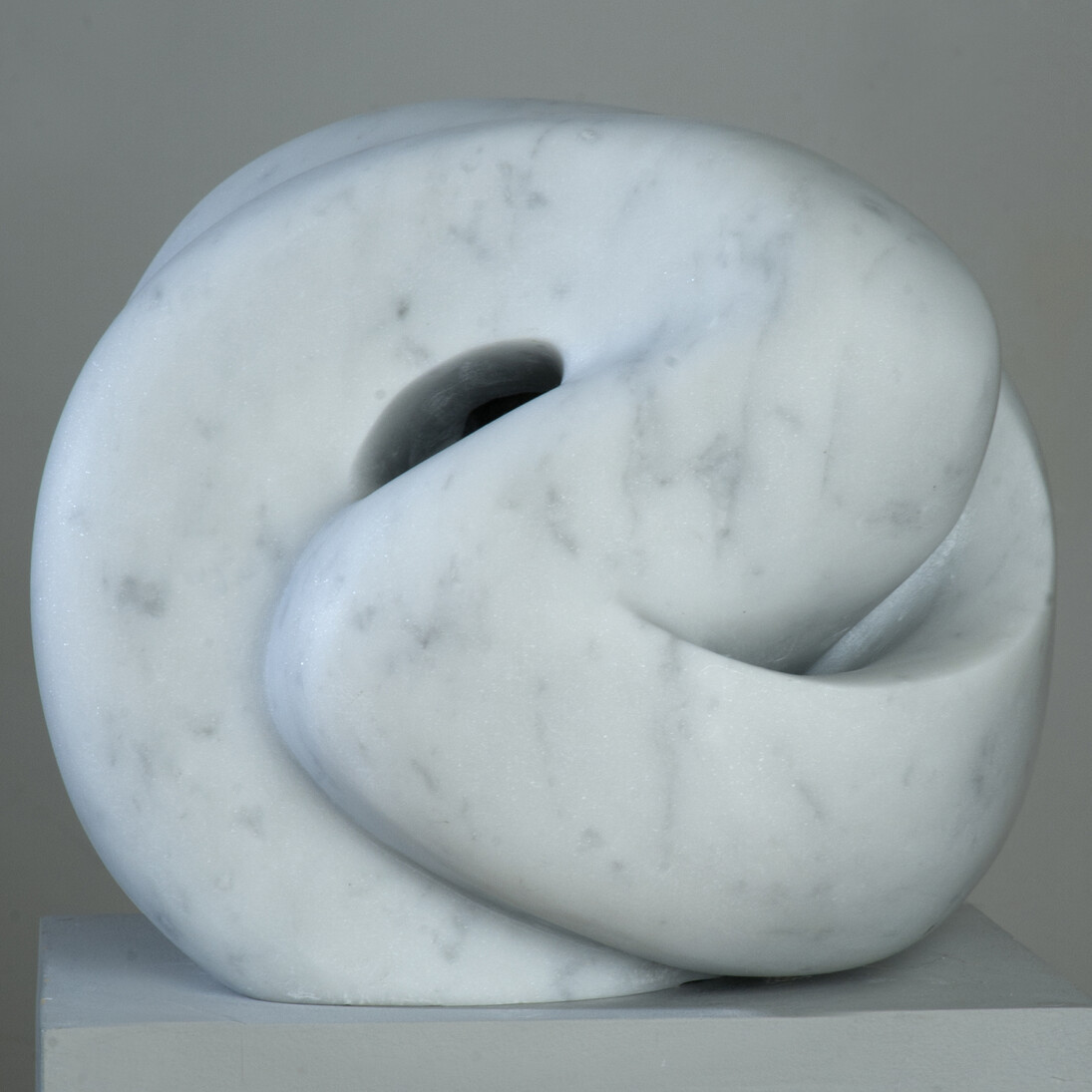 Jill Höjeberg, Humanizing Bending Stone 1, Marmo di Carrara, 28 x 25 x 24 cm, 2014