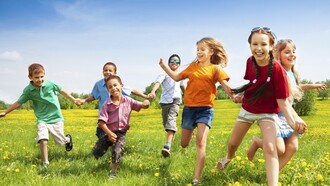 Niños felices en plena naturaleza