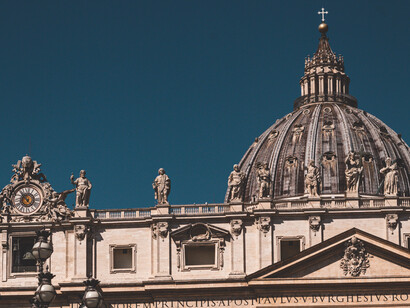 A Basílica de São Pedro na cidade do Vaticano, Itália, teve a sua construção iniciada no século XVI