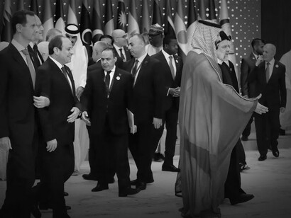 El presidente iraní, Ebrahim Raisi, es recibido por el príncipe heredero de Arabia Saudí, Mohammen Bin Salam, ante la mirada del presidente sirio, Bashar al Asad, y otros líderes