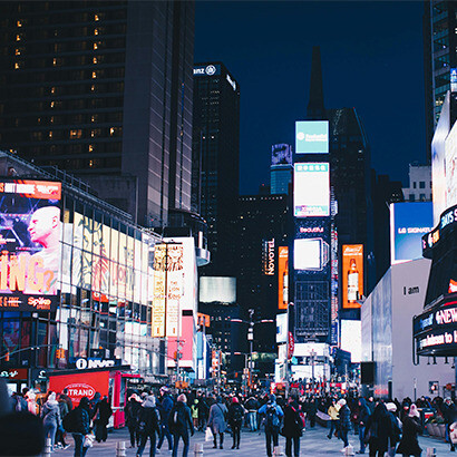 Times Square, NY, USA.  O escutante torna-se supersensível e atento a qualquer som mais humanizado