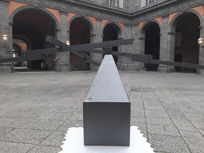 Hidetoshi Nagasawa, Pozzo nel cielo, 1999-2014, ferro e marmo, cm 20x1000x1000. Installation view a Palazzo Reale, Napoli 2019