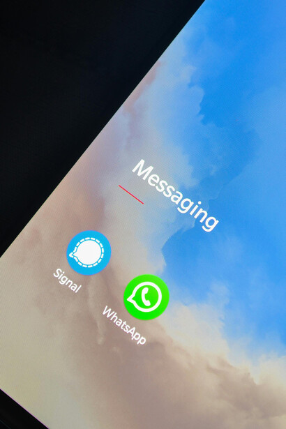 Veja como o WhatsApp facilita a comunicação no trabalho, mas também cria uma disponibilidade constante, alterando a dinâmica profissional
