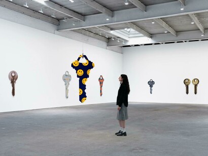 Nate Lowman, Hanging out, exhibition view. Courtesy of David Zwirner Gallery