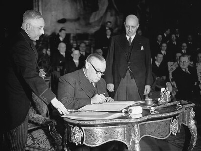 Il Patto di Bruxelles è un trattato internazionale firmato il 17 marzo 1948 da cinque paesi europei: Regno Unito, Francia, Belgio, Paesi Bassi, Lussemburgo. Nella foto l'atto di firma di Paul-Henri Spaak, Primo Ministro e Ministro degli Affari Esteri belga