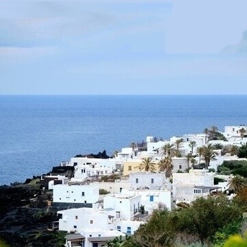 La chiesetta bianca fronteggia il mare: conserva reti, timoni e storie antiche di tempesta