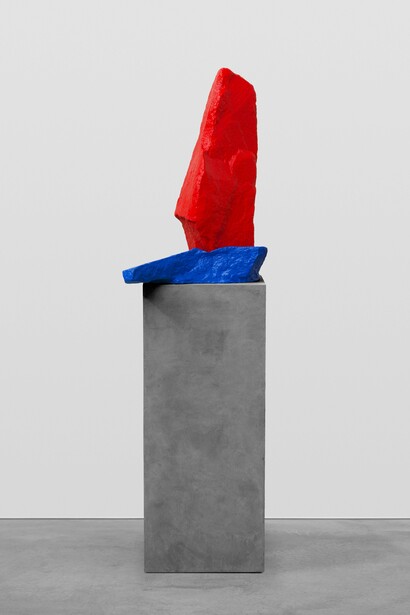 Ugo Rondinone, blue red mountain, 2016. Painted stone and stainless steel with pedestal. Image courtesy of the Artist and Gladstone Gallery, New York and Brussels. Copyright Ugo Rondinone.