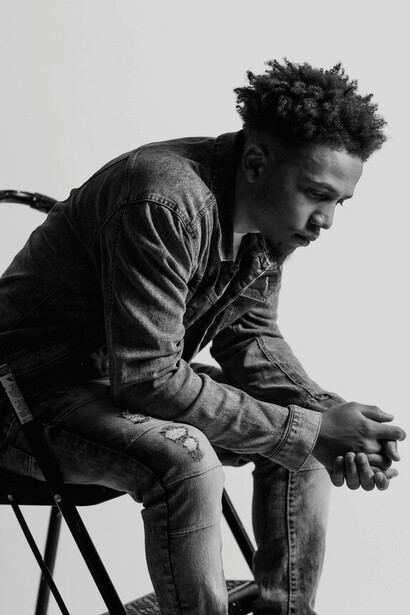  Il monismo neutrale di Bertrand Russell propone che mente e materia siano manifestazioni diverse di un'unica realtà, suggerendo la possibilità di replicare la coscienza in agenti artificiali