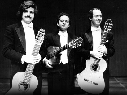 Anni Ottanta: il Trio Chitarristico Italiano in concerto a Tokio, nell’auditorium Asaki Shimbun. Da sinistra: Alfonso Borghese, Vincenzo Saldarelli e Roberto Frosali