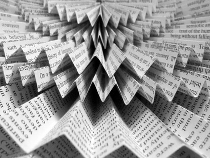Moda y reciclaje. Diseño en papel de periódico de Jolis Paons 