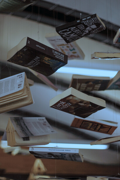 Entre fotografías, objetos y relatos, la biblioteca deja de ser un edificio para convertirse en un punto de encuentro donde la memoria sigue construyéndose