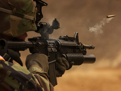 Soldado disparando con su rifle. No se pueden dominar las fuerzas espirituales con las fuerzas físicas