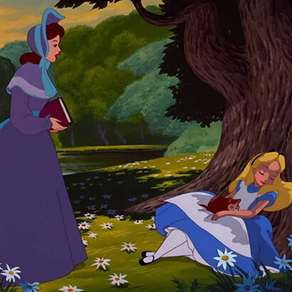 Na animação do clássico Alice no País das Maravilhas vemos o sapatinho conferir um ar inocente e infantil à protagonista