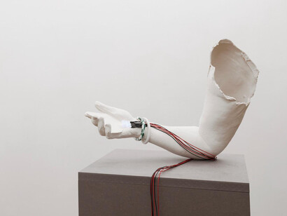 Rosmarie Lukasser, Annäherungen an „...bin im Netz i5.0, exhibition view. Courtesy of Galerie Hubert Winter