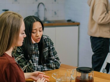 Além disso, vivemos um momento crítico do ponto de vista emocional. Transtornos como ansiedade, depressão, burnout e solidão crônica são cada vez mais comuns. E um dos fatores que agrava essa realidade é o sentimento generalizado de não ser ouvido. Quando uma pessoa sente que sua dor não é acolhida, ela tende a se isolar ainda mais. Falta escuta, sobra ruído