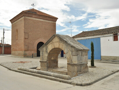 La ermita de Santa Ana se llamó de la bandera por haberse guardado en ella una bandera estandarte que Jerónimo Gómez de Sandoval, señor de la villa, ganó en combate a los franceses en 1641.En 1808 los franceses rescataron la bandera y destruyeron la ermita. Fuente Dos, la ermita de Santa Ana, Fontiveros, Ávila, España