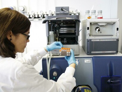 Una investigadora del Vall d’Hebron de Barcelona manipula unas muestras