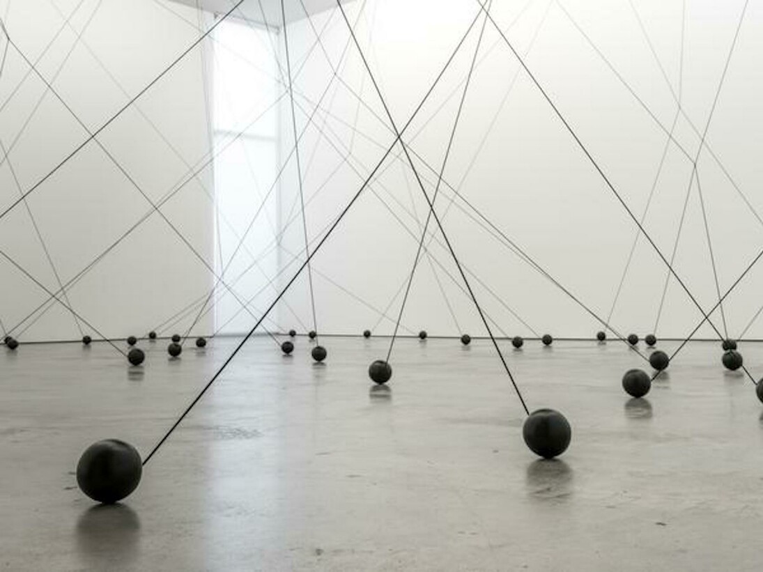 Magdalena Fernández, 2i000.017, 2017. Iron spheres with black elastic cord, variable dimensions
© Peter Molick