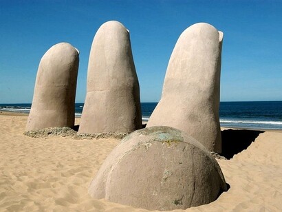 Escultura Mano, em Punta del Este, no Uruguai