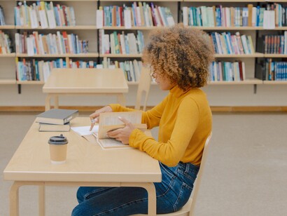 Homem mostra um livro à jovem