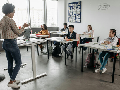 A adoção de ferramentas tecnológicas nas escolas precisa vir acompanhada de uma intencionalidade pedagógica que inclua reflexões éticas e práticas conscientes no ambiente digital
