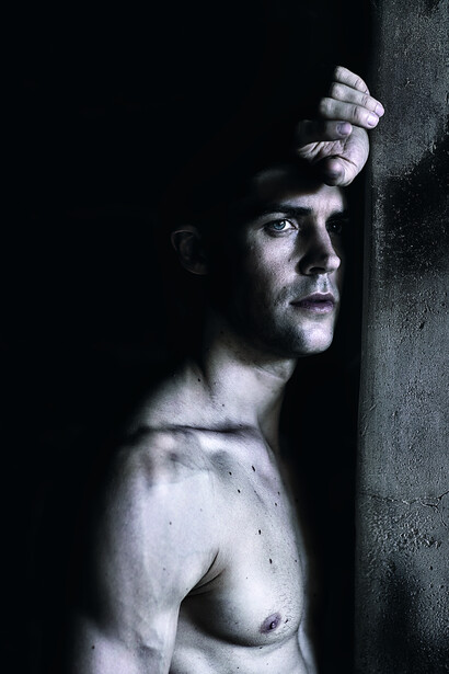 Un intenso ritratto di Roberto Bolle, Ph Fabrizio Ferri