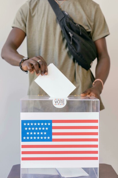 Hombre emitiendo su voto. Los factores que definirán su elección son el estado de la economía, el precio del galón de gasolina, la inflación, el empleo y el pago de impuestos, entre otros