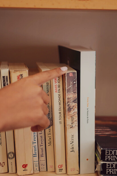 La palabra escrita no solo documenta la historia de quienes emigran, sino que también les otorga un espacio simbólico donde su voz y sus emociones perduran