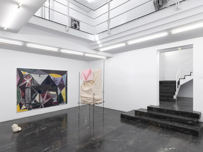 Varios artistas, En las noches más oscuras lucen las más brillantes estrellas, vista de exhibición. Cortesía de la Galería Luis Adelantado