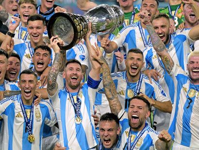 Messi levanta el trofeo en los festejos por la decimosexta Copa América, Miami, Estados Unidos, 14 de julio de 2024