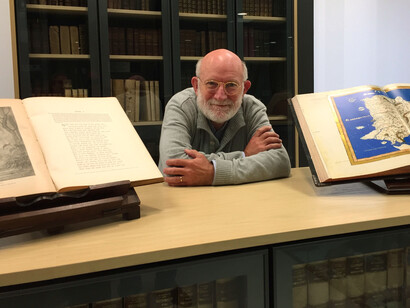 Manuel Desantes entre dos ejemplares de la valiosa Biblioteca de los Libros Felices, Alicante, España