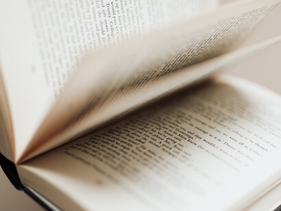 Libro de poesía entreabierto