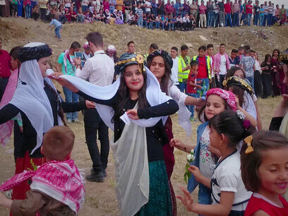 Une cérémonie yézidie du « Tawwaf » à Baashiqa, en Irak, où chants, prières et traditions perpétuent l’identité d’une communauté marquée par l’exil et la persécution