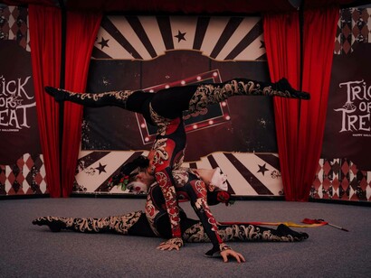 Un'acrobata si esibisce su un palco in un circo