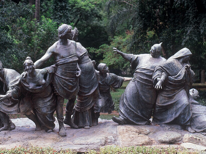 En la antigua Roma, durante las celebraciones de las Saturnales —fiestas dedicadas al dios Saturno en diciembre— se preparaban tortas redondas elaboradas con higos, dátiles y miel. Ernesto Biondi (1854-1917) "Saturnalia". 1909. Tallada en bronce con pátina oscura. Jardín Botánico de Buenos Aires, Argentina
