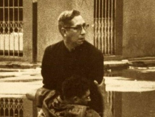 Año 1962: durante un levantamiento de la guerrilla venezolana de las FALN, un soldado herido alcanzado por un francotirador se aferra a la sotana del padre Luis Padilla 