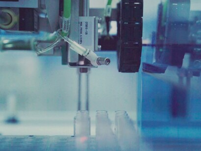 Un articolo pubblicato sulla rivista "Nature Chemical Biology" riporta la creazione di uno strumento software che è stato chiamato Proseeker per simulare l'evoluzione allo scopo di ottenere la selezione di molecole utili nel campo della medicina e di altri utilizzi pratici