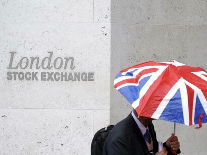Homem de negócios anda com seu guarda-chuva pela bolsa de valores de Londres