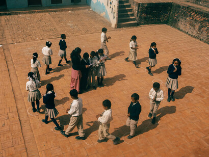 O IDEB avalia metas educacionais, mas diferenças no financiamento e acesso a recursos dificultam avanços em muitas escolas públicas